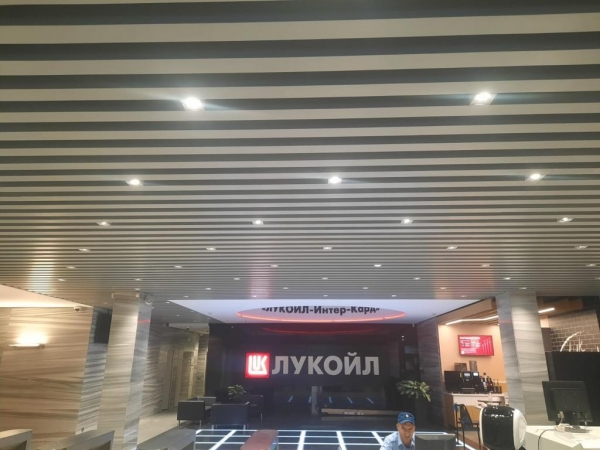 Кубообразные потолки цвета графит